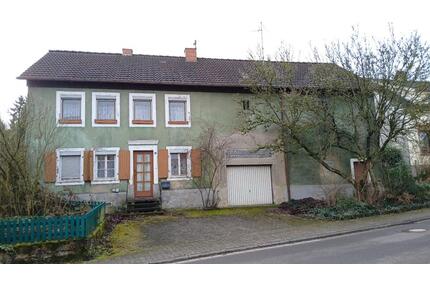 Bauernhaus mit großer Scheune und großer Wiese - Lebach