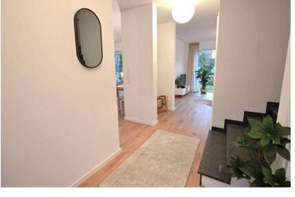 Neubau-Doppelhaushälfte mit 7 Zimmern, Garten, Terrasse & 2 Stell - Schloß Holte-Stukenbrock