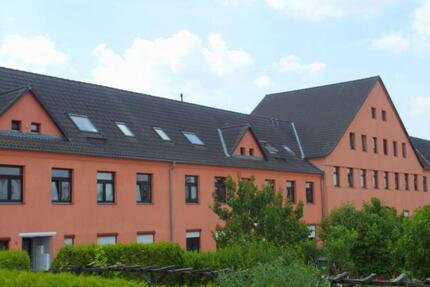 Kleine 4-Zimmer-Wohnung mit Laminatboden und Badewanne * ruhige Lage - Blick in die Gärten - Riesa Neuweida