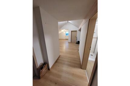 Renovierte 3-Zimmer-Dachgeschosswohnung in 92665 Altenstadt - Altenstadt an der Waldnaab