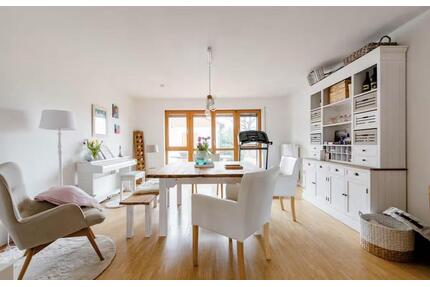 Geräumige 5-Zimmer DHH in München mit Garage, Feldrandlage!