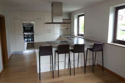 Haus zum Mieten in Uttenreuth 2.950,00 € 316 m²