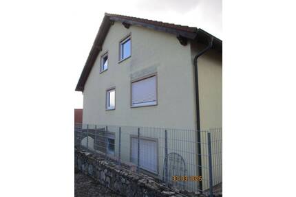 Teilvermietetes Dreifamilienhaus in Oerlenbach, OT mit 2 Doppelgaragen und 2 Kfz-Stellplätzen