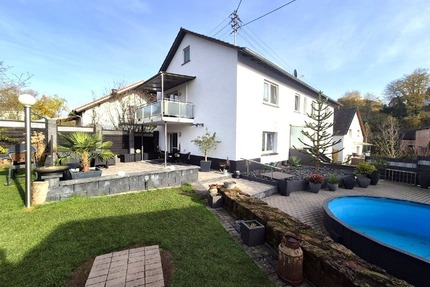 Großzügiges Wohnen für zwei Generationen: Poolbereich mit Poolbar & barrierefreiem EG - Katzweiler