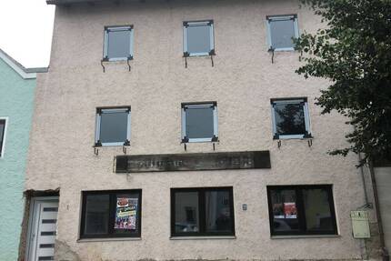 Sanierungsbedürftiges Mehrfamilienhaus mit Potenzial in Wurmannsquick