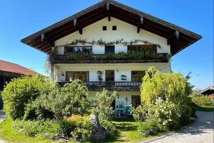 Bauernhaus am Samerberg in zwei Haushälften geteilt - mit drei separaten Wohneinheiten
