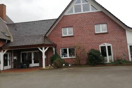 Hofstelle mit 3-Familienhaus und Hallen - Hüllhorst Holsen