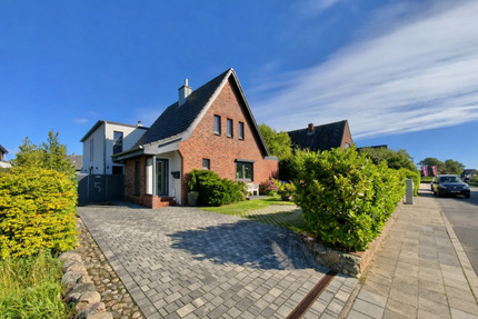 Modernisiertes Einfamilienhaus mit Dachterrasse, Sauna & Doppelgarage - Husum