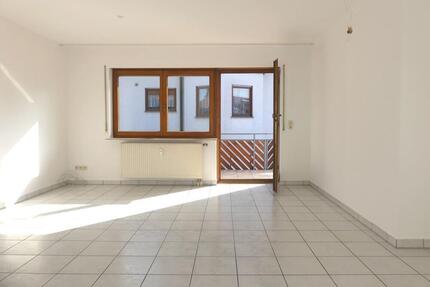 Renovierte, lichtdurchflutete 3 Zimmer Wohnung mit sonnigem Balkon und TG Stellplatz in guter Lage. - Steinheim an der Murr