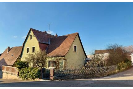 EFH mit schönem Grundstück , Scheunen und viel Potential in Spalt