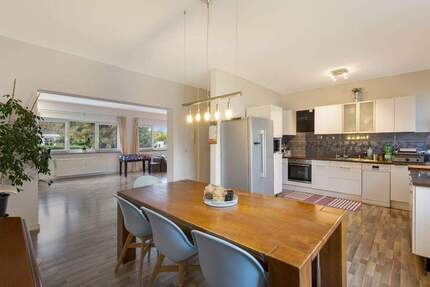 Wohnen und Investieren: Saniertes Mehrfamilienhaus in attraktiver Feldrandlage in SchwalbachTs. - Schwalbach am Taunus