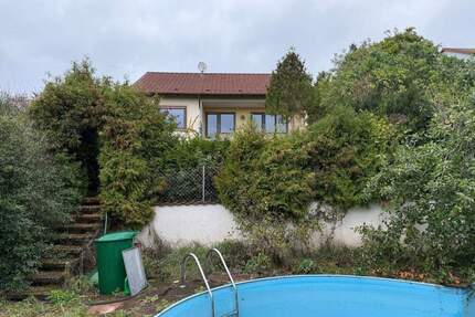 Potenzial für Großes - Sanierungsbedürftiges EFH und Baugrundstück mit einzigartiger Hanglage - Emskirchen