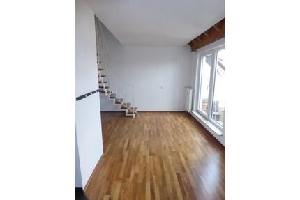 gepflegte Maisonette-Wohnung mit Balkon und EBK in Uninähe - Homburg