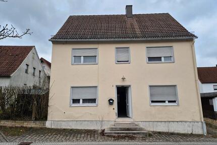 Freistehendes renovierungsbedürftiges Haus in Wilburgstetten