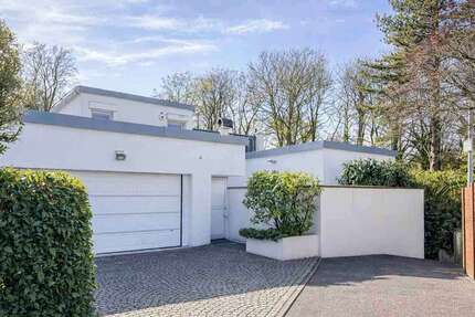 Haus zum Kaufen in Erkrath 1.090.000,00 € 323 m²