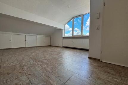 Bezugsfreie Dachgeschosswohnung mit Loggia und Stellplatz - Freigericht