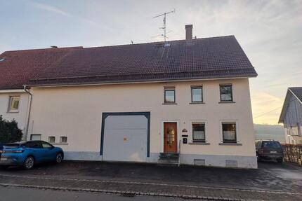 Großes Wohnhaus mit Nebengebäude - Ostrach