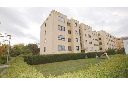 Renovierungsbedürftige 4,5 Zimmer-Wohnung mit 2 Garagen - Straubing