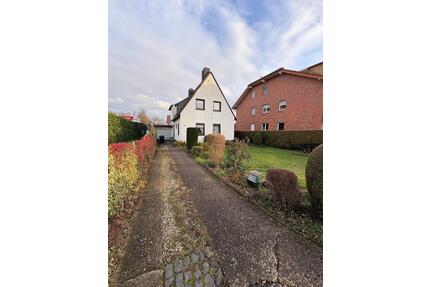 Zweifamilienhaus mit Garten, Nebengebäude & Garage in Kreuzau