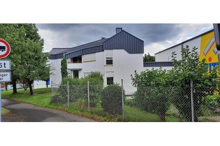 Gepflegte 4-Zimmer Wohnung mit Terrasse - Straßenhaus