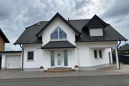 Haus zum Kaufen in Niederkassel 910.000,00 € 230 m²