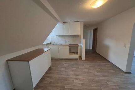 Neu renovierte DG-Wohnung mit Küche,Parkplatz - Wissen