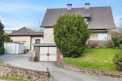 Charmantes Zweifamilienhaus mit großem Grundstück und viel Potenzial! - Extertal Bösingfeld