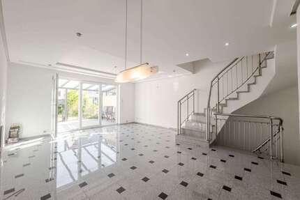 Haus zum Mieten in Langen (Hessen) 2.100,00 € 160 m²
