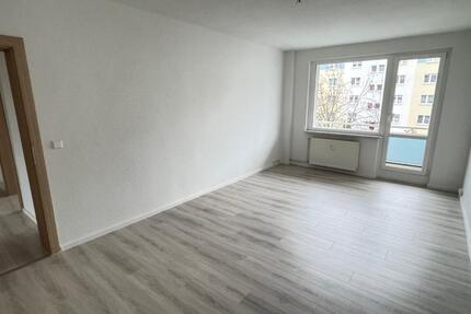 SCHÖNE 3 RAUM WOHNUNG MIT BALKON U. BADEWANNE IN NEUBRANDENBURG ZU VERMIETEN