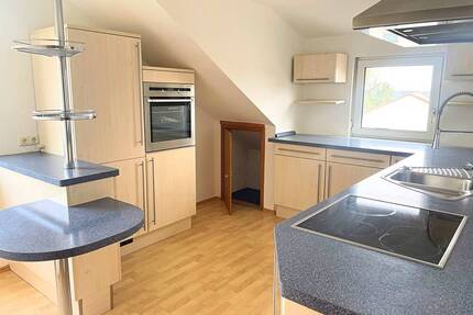 Helle 4-Zimmer-Wohnung im DG mit Balkon, EBK und Kellerraum - Weisendorf