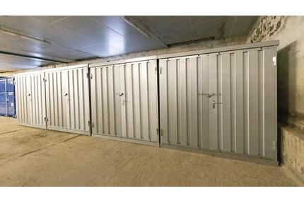 Lagerboxen in einer Halle bei Stralsund. Selfstorage