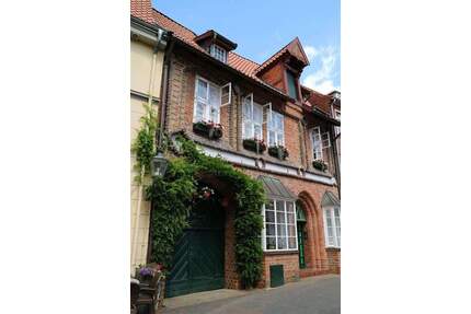 Wohnen und Arbeiten im Herzen von Lüneburg - saniertes Stadthaus mit Stellplatz und Gewerbeeinheit