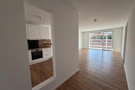 Helle und geräumige 2.5 Zimmer Wohnung mit Terrasse und TG Platz - Sankt Georgen im Schwarzwald