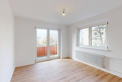 Einziehen und wohlfühlen! Sanierte 3-Zi.-Wohnung mit moderner Einbauküche - Berlin Spandau