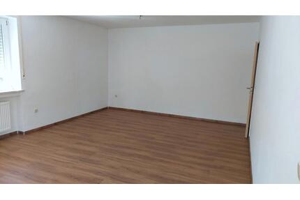 Schöne helle 3 ZKB mit Garage in Welden zu vermieten
