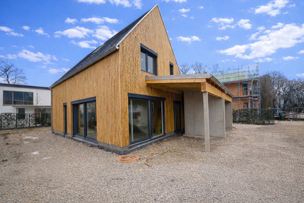 Gestalten Sie Ihr Traumhaus in einer der Top Lagen Ismanings am Isarhochufer als Ausbauhaus.