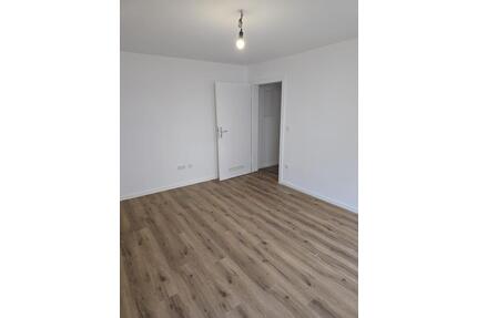 Schöne 2-Zimmer-Wohnung | großer Balkon | Küche inklusive | Parkplatz vorhanden - Neunkirchen am Sand