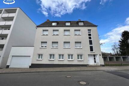 Modernisiertes Mehrfamilienhaus mit drei Wohneinheiten, Terrasse, Balkon & 5 Garagen - Saarbrücken St Johann