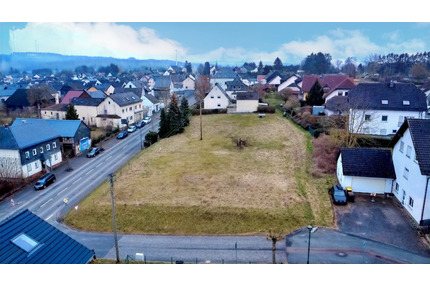 Großzügiges Grundstück mit Baugenehmigung - Jetzt sichern! - Holzhausen