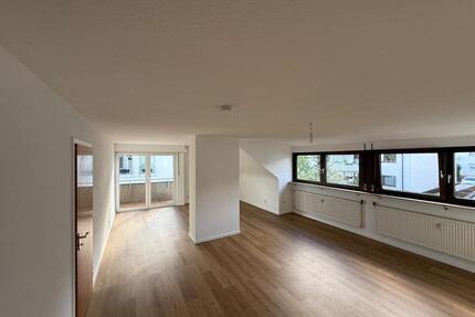 Frisch renovierte 3-Zimmer-Dachgeschosswohnung mit Balkon - Remseck am Neckar