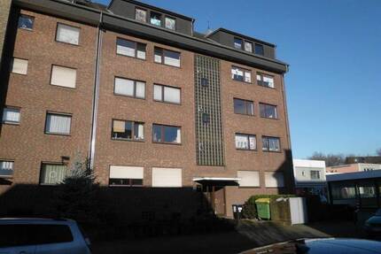 frisch renoviert: 2,5 Zi. Whg. mit Einbauküche, Balkon und Aufzug - Duisburg Bergheim