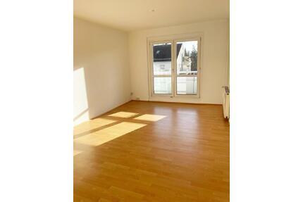 sofort frei: sonnige 3-Zi.-Wohnung mit Balkon & Lift - Dresden Prohlis