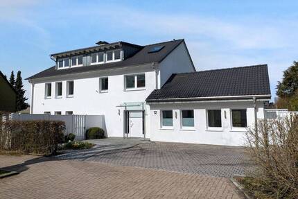 Großzügiges Zweifamilienhaus mit ca. 389 m² Wohnfläche - ideal für Mehrgenerationen - Halver