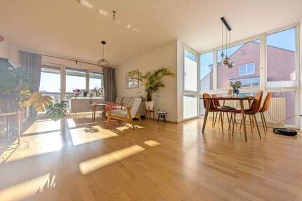 Helle 4-Zimmer-Wohnung mit Südbalkon, Aufzug & 2 TG-Stellplätzen in Neubiberg
