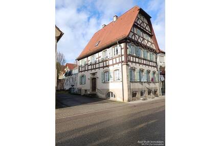 Gemütlich und charmant Wohnen im Fachwerkhaus. Mitten im Ort, aber mit Garten und Garagen. - Sulzfeld