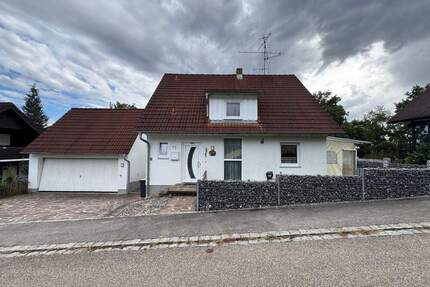 Einfamilienhaus mit Einliegerwohnung, großem Garten, Gartenhaus und unterkellerter Garage - Eurasburg
