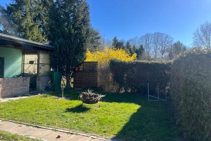 Garten mit massivem Gartenhaus in Schwaan