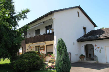 Schönes Zweifamilienhaus mit gepflegtem Garten und zwei Garagen - Emmerting / Bruck