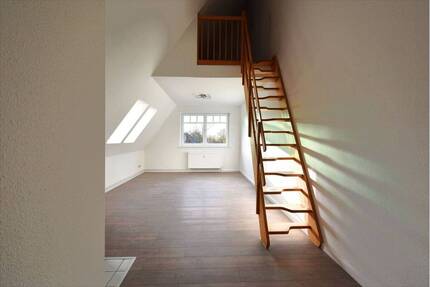 Lichtdurchflutete 2-Zimmer Eigentumswohnung im Dachgeschoss mit Kellerraum und PKW-Stellplatz - Hamfelde