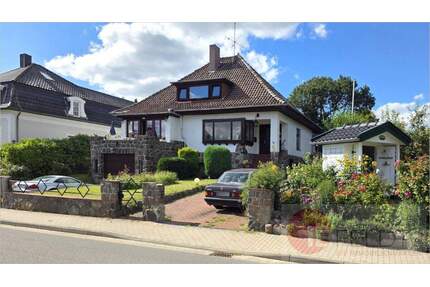 Zum Wachküssen: Attraktives Grundstück mit Zweifamilienhaus und Garage in gepflegter Wohnlage - Reinfeld (Holstein)